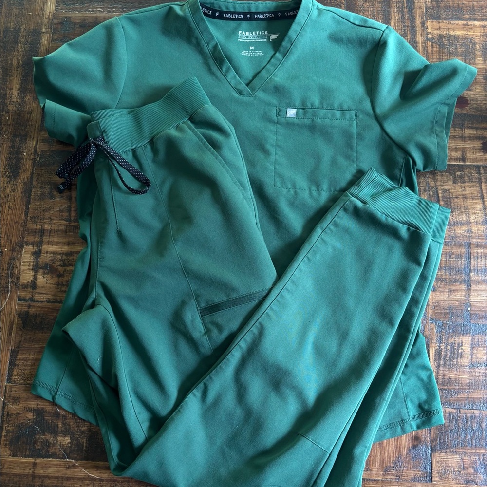Fabletics Hunter Green Scrub Ensemble